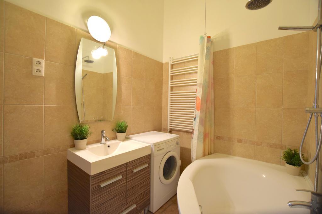 Standard Apartment By Hi5 - Muzeum 5 Budapest Ngoại thất bức ảnh
